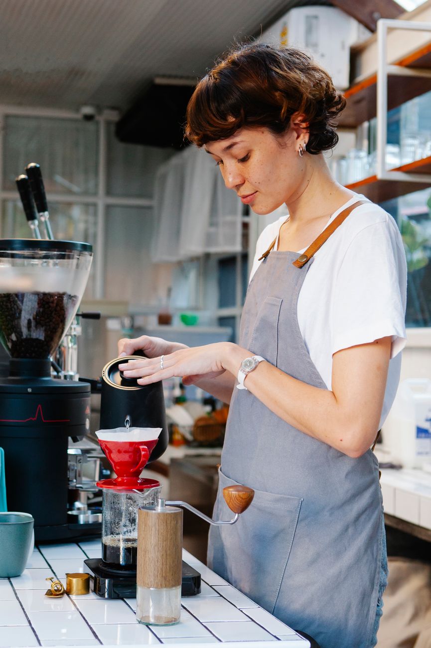 Barista experiente preparando espuma