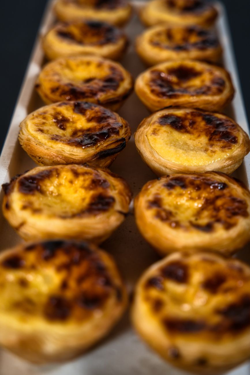 Pasteis de Nata sobre mesa rústica